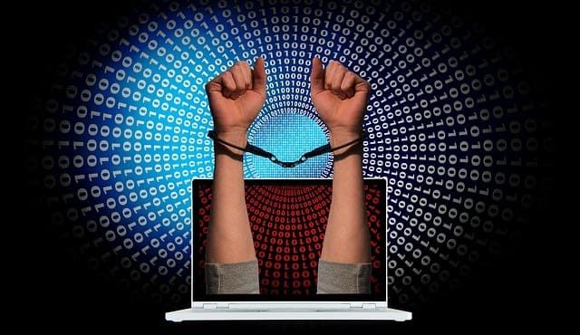 تصویر مربوط به چالش‌ها و خطرات فضای مجازی